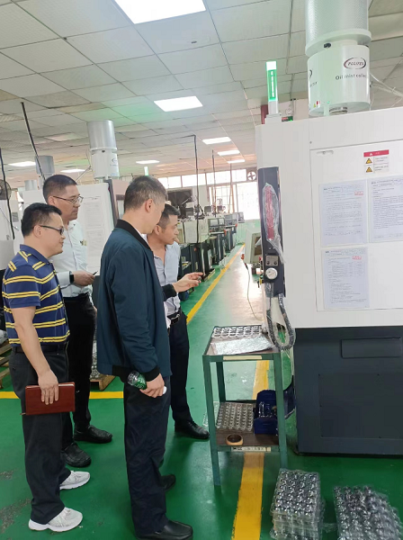 走訪車間，介紹公司經營情況
