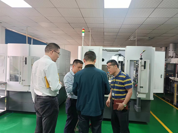 走訪車間，介紹公司經營情況