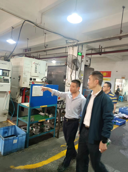 走訪車間，介紹公司經營情況